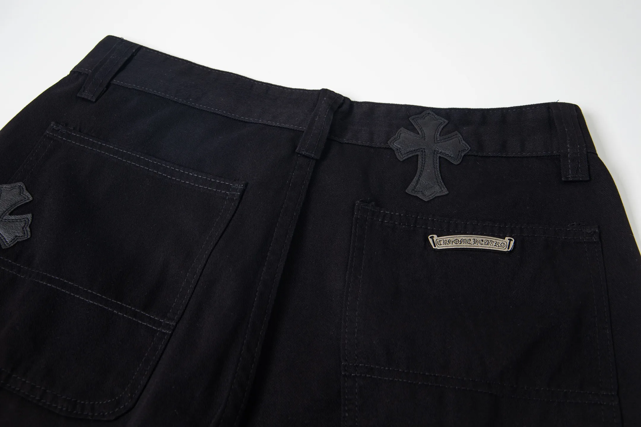 P260 Chrome Hearts Leopard Print Jeans with Black Leather and Wooden Leather Elements Washed Jeans. Really restores the ultimate vintage texture. Three-dimensional version. Loose and comfortable, not picky about the figure. Makes taller and slimmer. Factory-made. Original factory quality control. Same style for men and women. Can be matched with couples. Versatile recommendation. Must-have jeans for all seasons. Fashionistas have been disappointed. From the quality selection of fabrics, the tailoring of details, and the matching of patterns, they are all impeccable! The upper body is so handsome when worn...it can be easily worn by men, women and children! The craftsmanship is made of heavy-duty washed pure cotton denim fabric. After washing, it is soft and thick. It is very stylish when worn on the body. Style number: 1776# Color: black Size: 28 30 32 34 36
